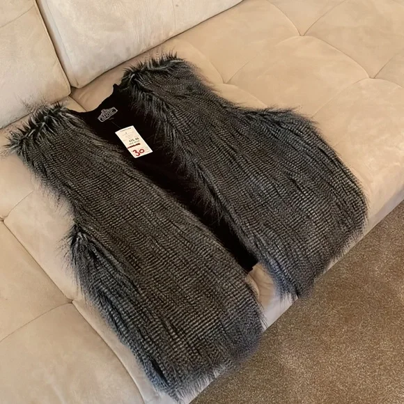 NWT faux fur vest - Picture 3 of 7
